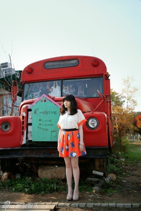 香香赴韩国拍写真 鲜艳色彩透出小清新