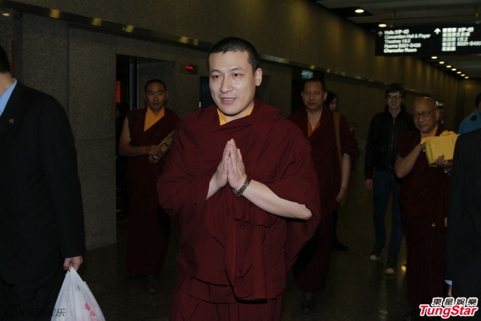 组图:张智霖袁咏仪亮相佛法盛典 祈愿身体健康_高清