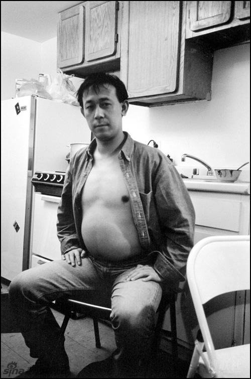 姜文露出肚皮 艾未未拍摄