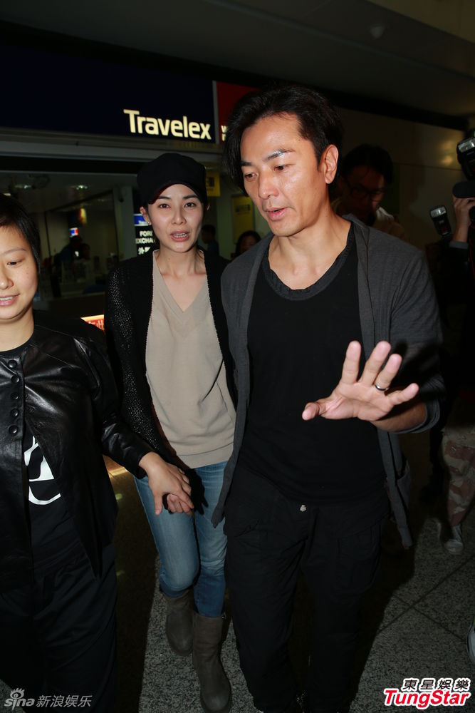 郑伊健蒙嘉慧高调返港 十指紧扣四秀婚戒