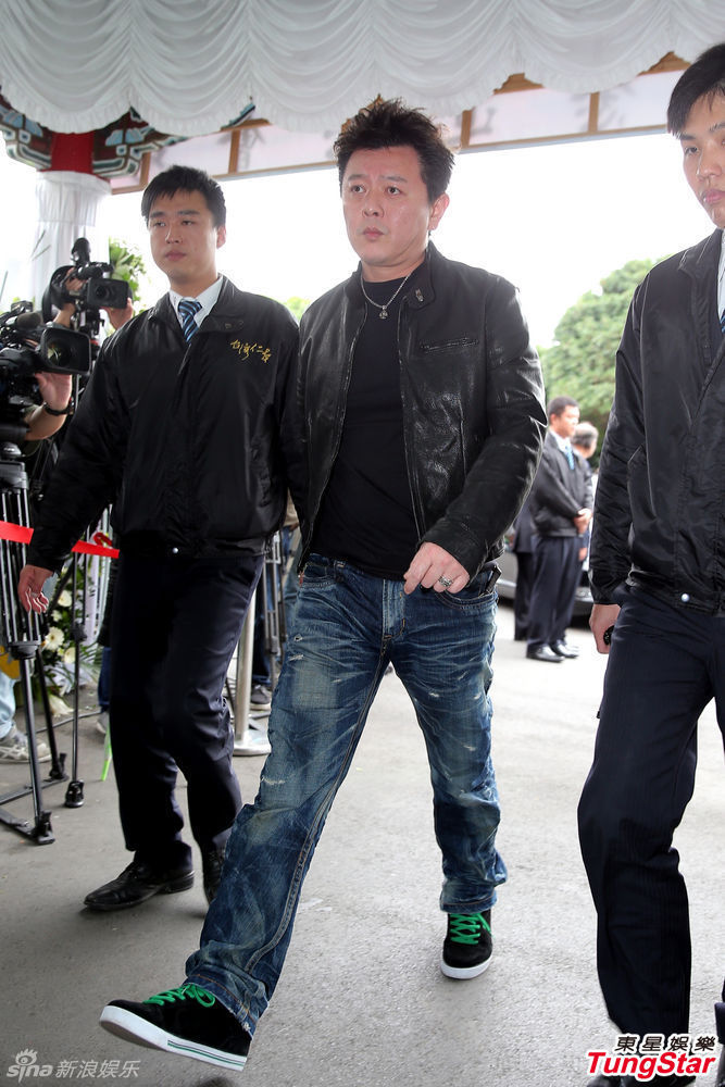 戎祥告别式遗孀哭倒在地 大小s子怡送花圈(图)_高清