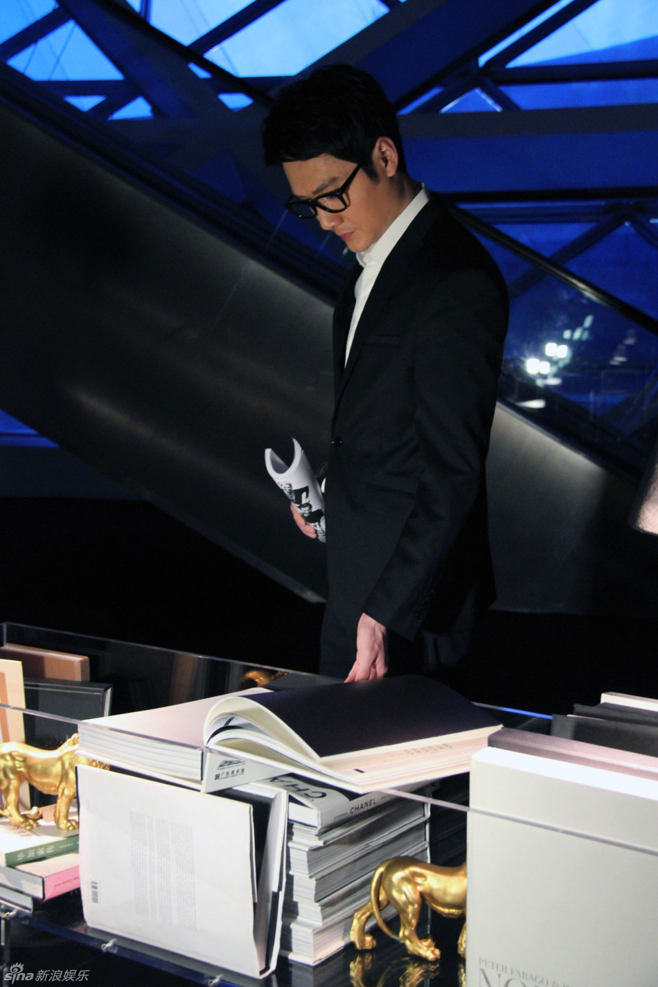 冯绍峰出席一幅布景与五幕传奇展览活动