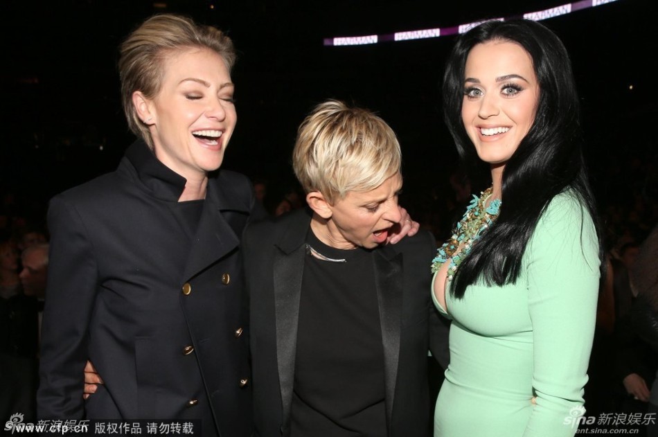 <em>水果姐凯蒂-佩里</em>爆乳秀八字奶 热贴男友-顺德信