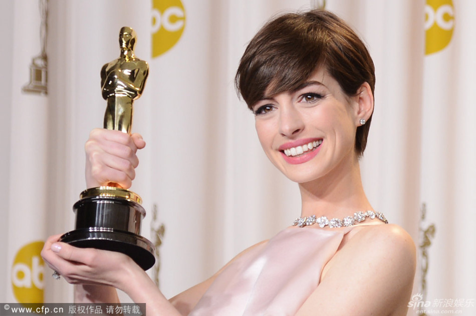  奥斯卡 后台- 安妮-海瑟薇 高举奖杯笑开花-顺德信