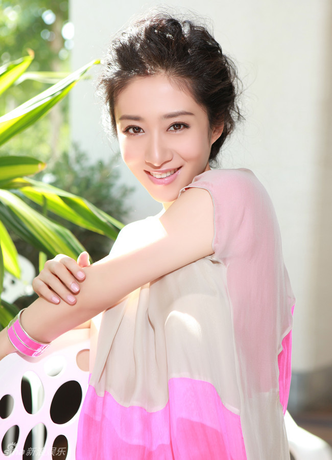 凭借《新白发魔女传》而走红的新锐女星刘思彤拍摄了一组最新的个人