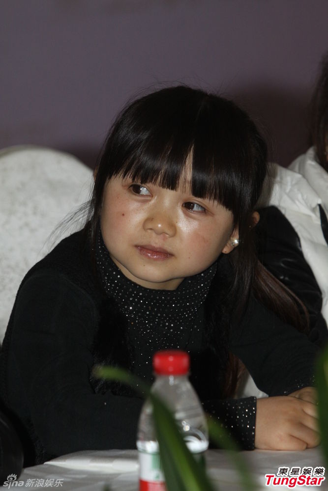 <em>袖珍三姐妹</em>2月26日出现在某整形医院