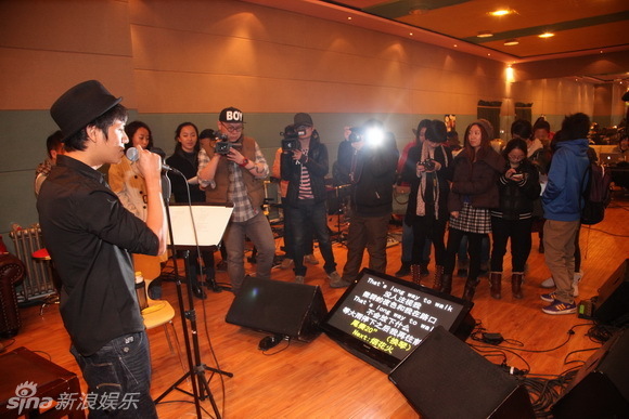 组图: 陈坤演唱会 排练 锅盖头献唱声嘶力竭 -- 佛