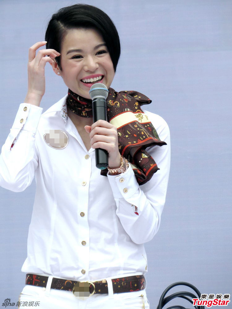 胡杏儿衬衣长裤亮相全程微笑心情好
