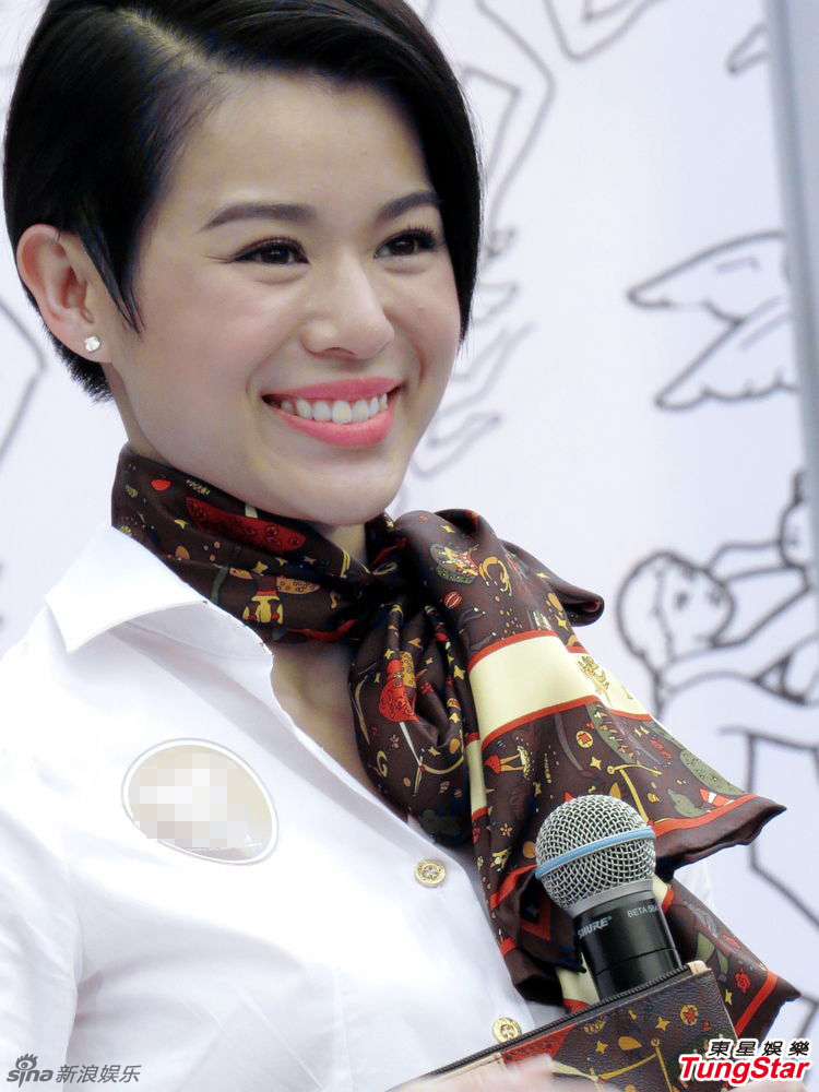 胡杏儿现场走秀,活动自始至终笑容满面,显出心情很好.tungstar/图