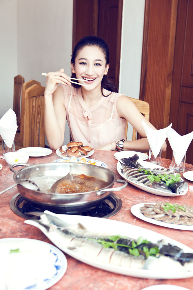 曾泳醍享受美食