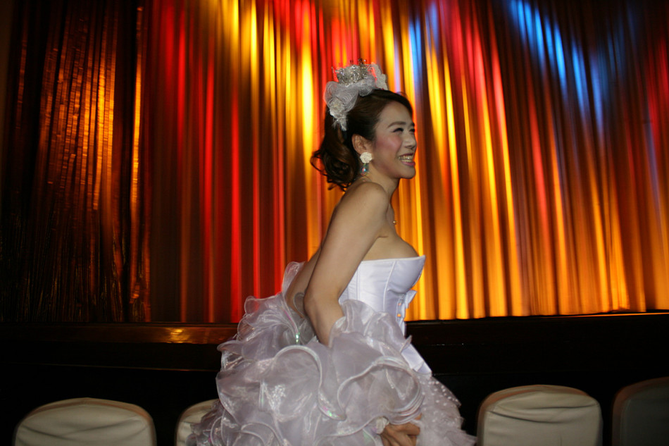 泰国特色人妖表演个个百媚千娇 魔鬼身材