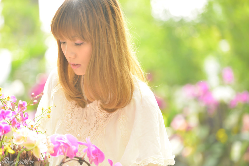 陈怡花仙子写真绚烂 置身花丛青春洋溢