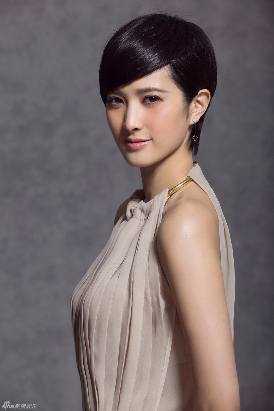 14 13:42:26 1 / 5 新浪娱乐讯 知名演员隋俊波近日曝光一组写真,一袭