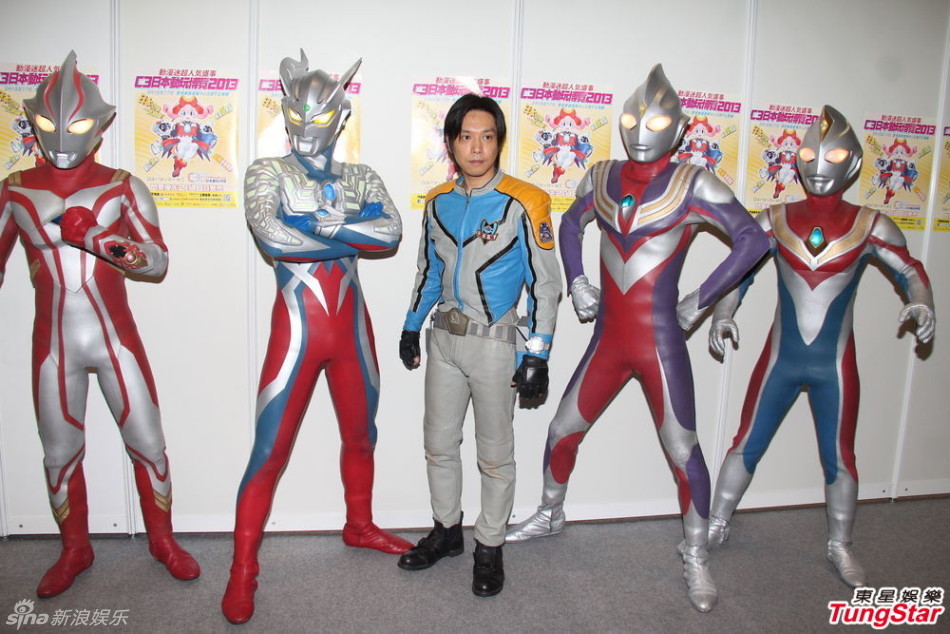 组图:吉冈毅志超人装会粉丝