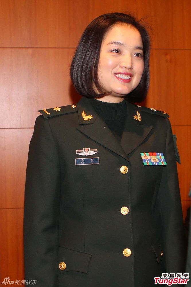 组图:阎维文当姥爷自诩最幸福 董文华军装英姿_高清