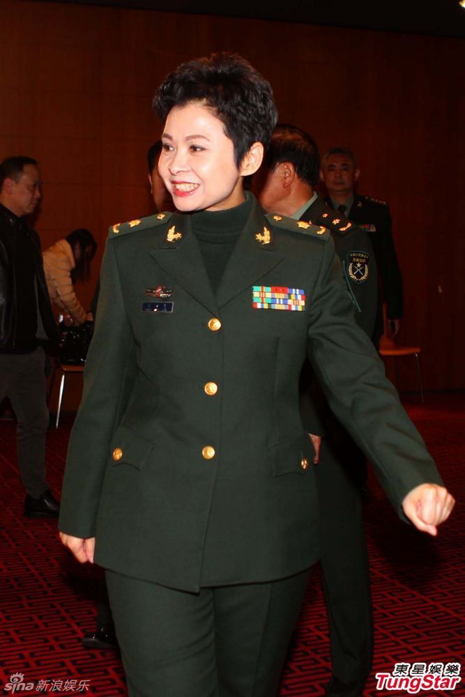 组图:阎维文当姥爷自诩最幸福 董文华军装英姿_高清