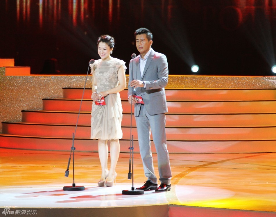 沈傲君裸色礼服高雅亮相电视剧之夜