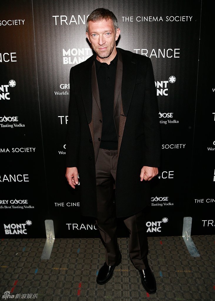 《恍惚》首映 文森特黑衣帅气微笑迷人