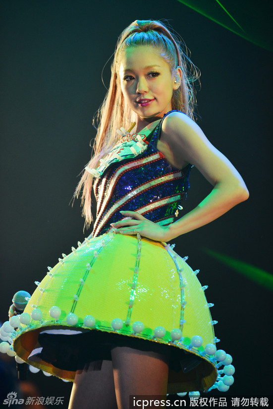 组图:西野加奈糖果色短裙俏皮 清唱粤语歌词 -