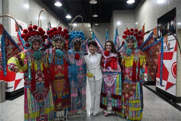 组图:<em>五洲辣妹</em>乐团《星光大道》尽显国粹风韵