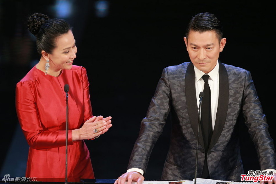 刘嘉玲,刘德华为《寒战》颁发最佳影片奖.