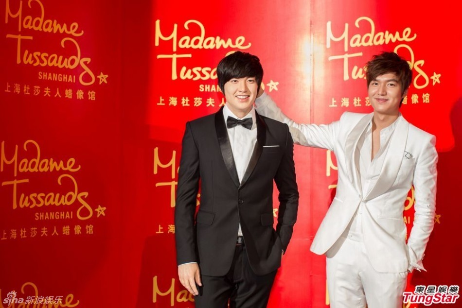 李敏镐蜡像入驻上海 上演黑白双煞戏码