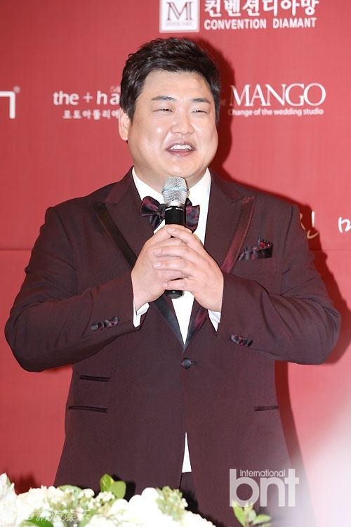 新浪娱乐讯 韩国笑星金俊贤,20日上午11点30分在首尔热恋六年的女友