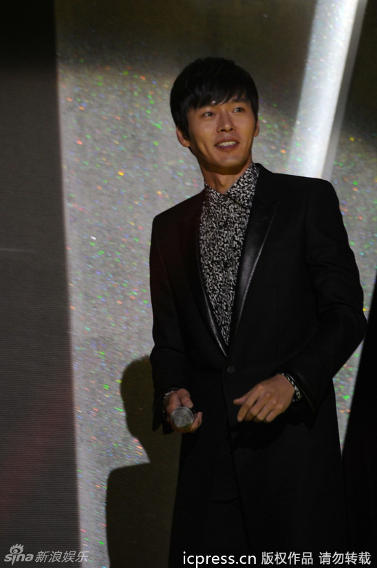 韩星玄彬现身上海活动遭粉丝热情熊抱