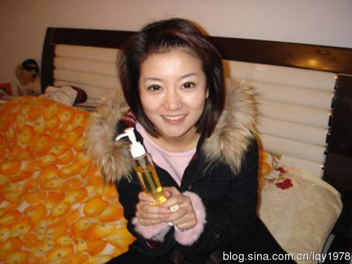 组图:邱启明娇妻李菡卧室照俏丽可人_高清图集_新浪网