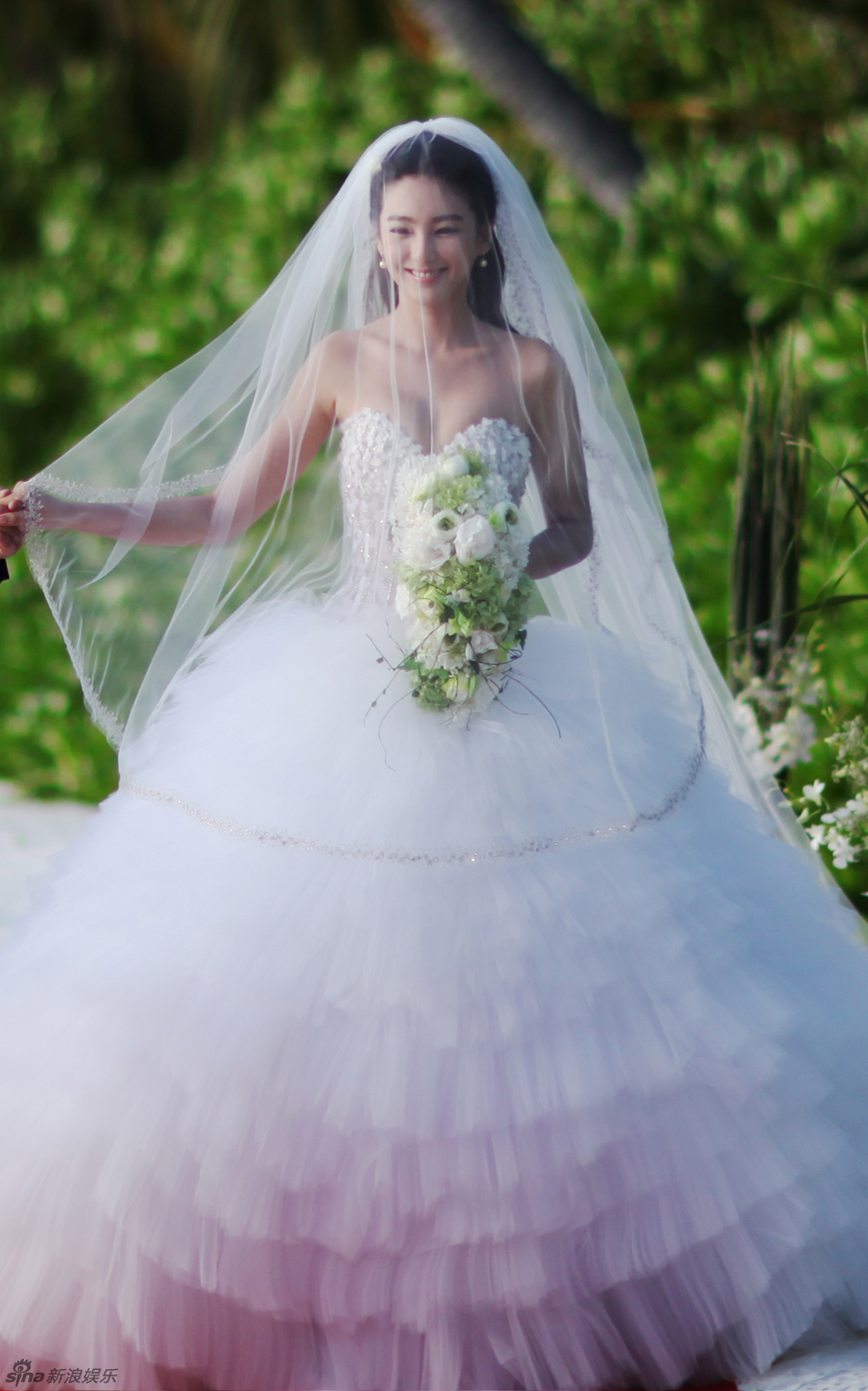 设计师的婚纱_著名设计师的婚纱图片(2)
