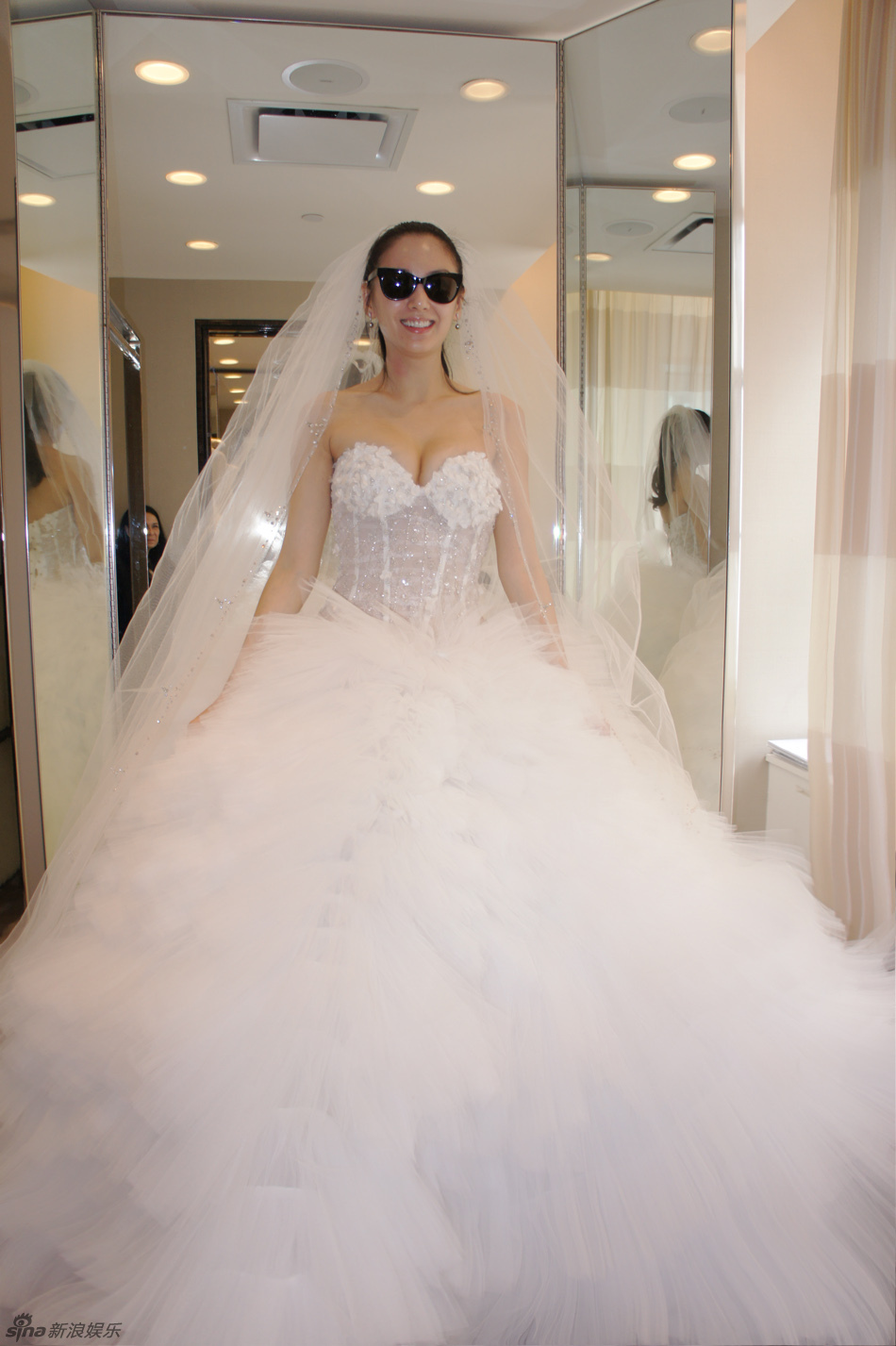 意大利著名婚纱设计师_日本著名婚纱设计师桂由美的婚纱秀在东京举行