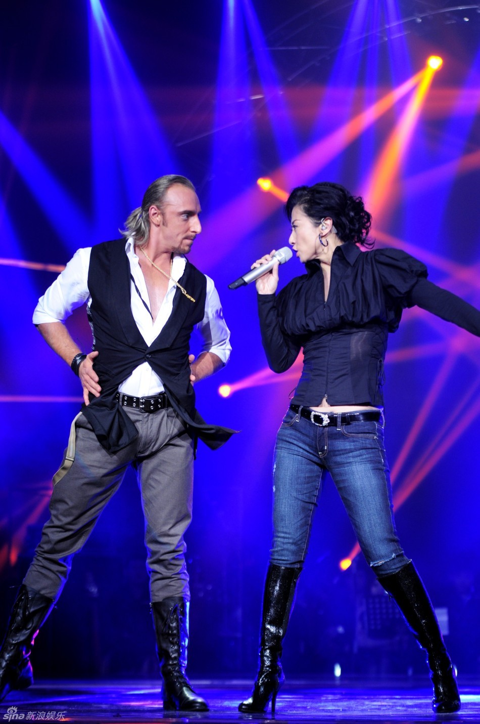 叶倩文与外籍男舞者贴身热舞_热播剧集_温州网