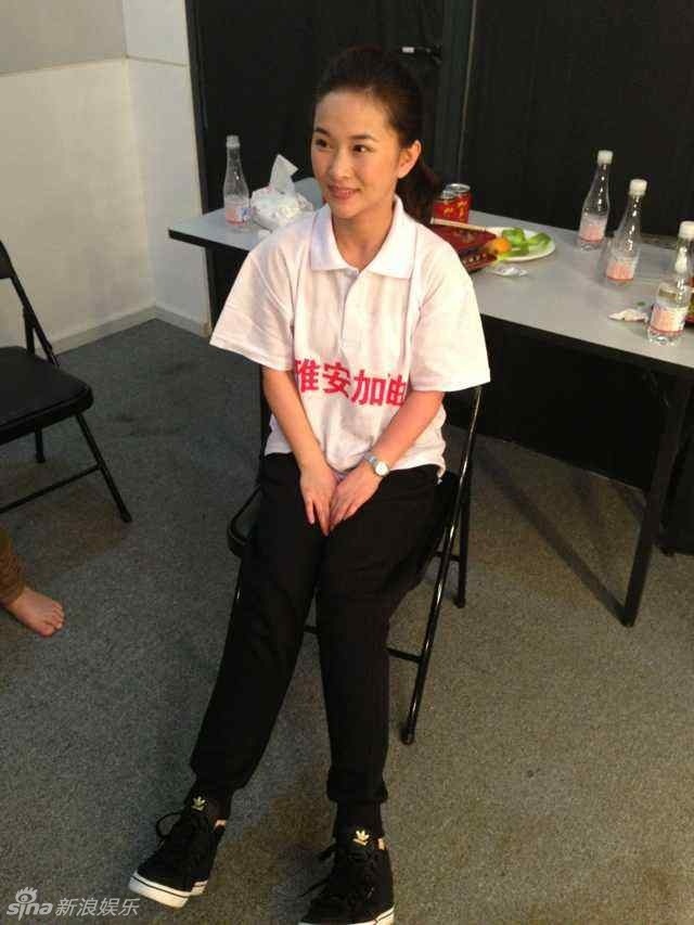 雅安断腿舞蹈老师志愿者亮相 回应质疑_志愿者