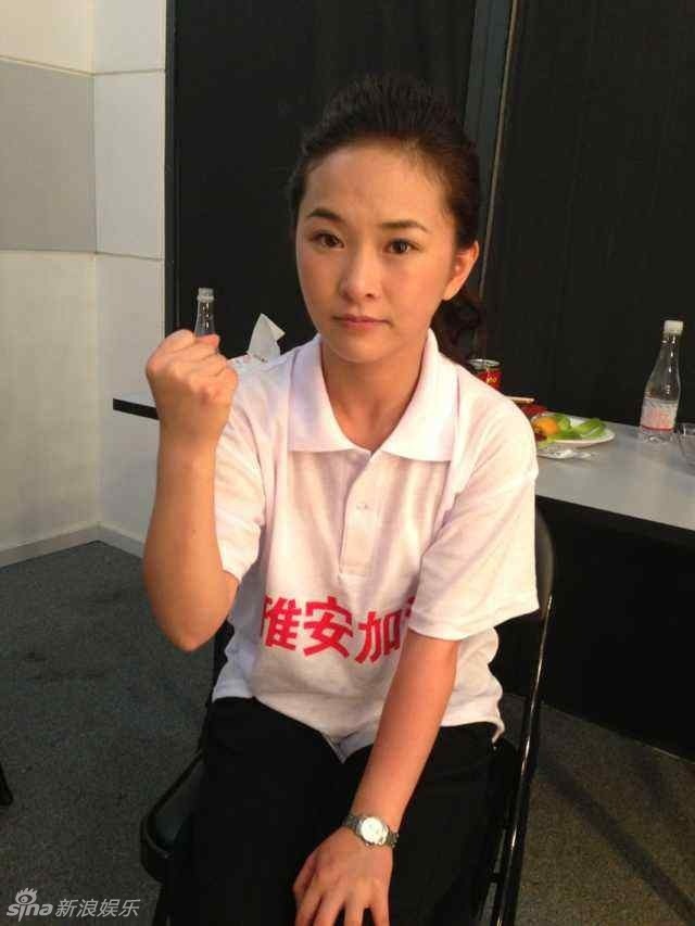 组图:雅安断腿舞蹈老师志愿者亮相 回应质疑_高清图集