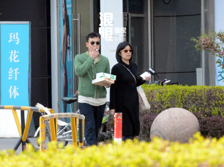 廖凡与编剧女友甜蜜逛街