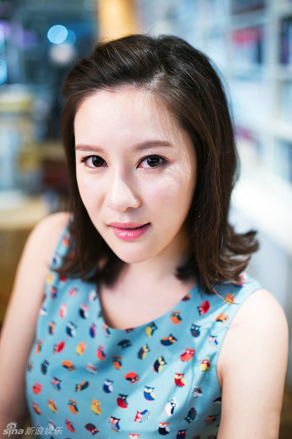 袁茵夏日清爽写真曝光 甜美笑容文艺范
