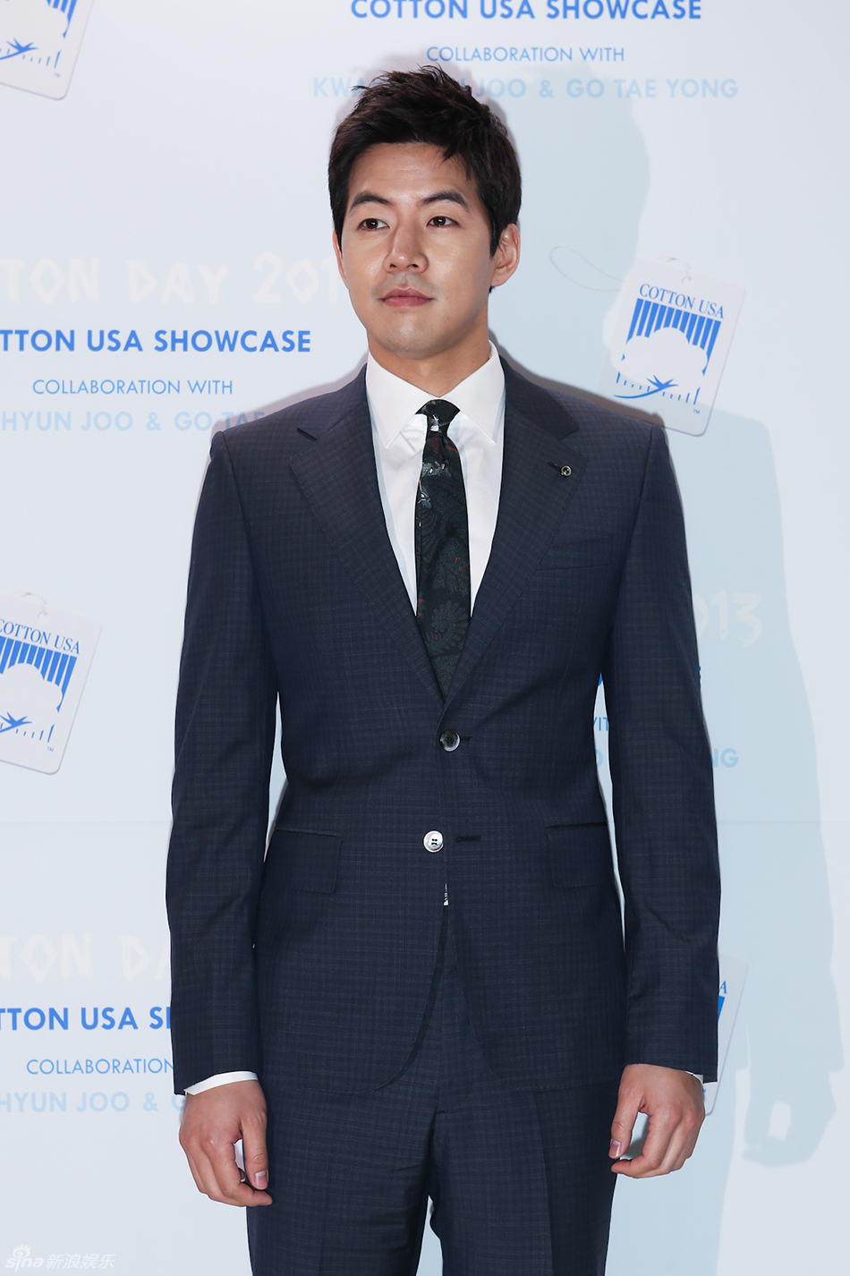 20130508明星李尚允出席代言cottonday活动西装帅气笑容迷人