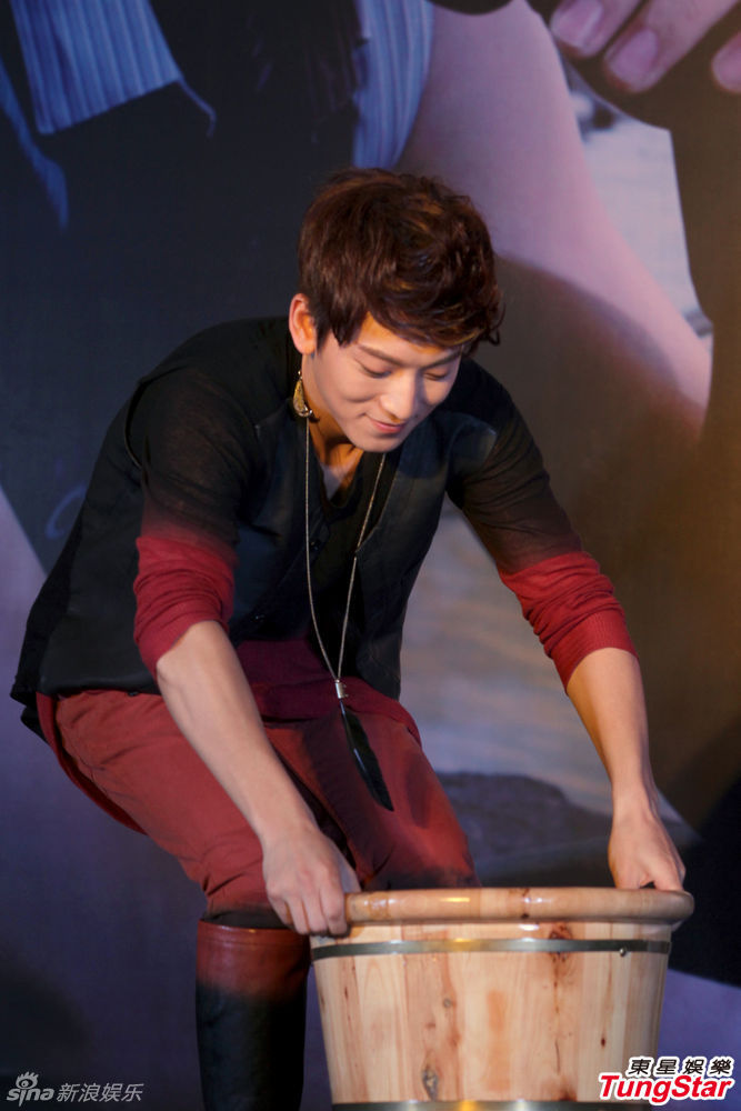 陈翔晋升制作人发唱片 尽孝心为母亲洗脚