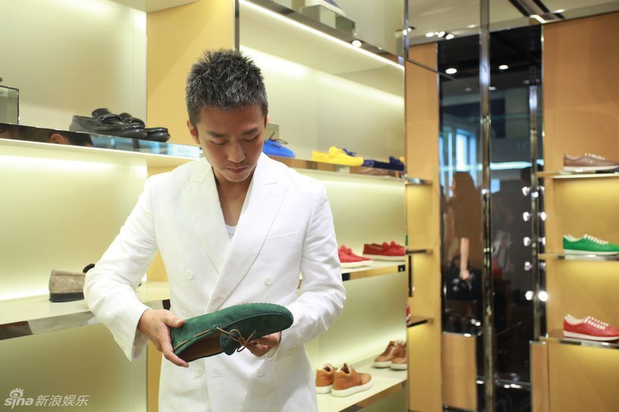 邓超白衣帅气出席活动 谈男神面露羞涩