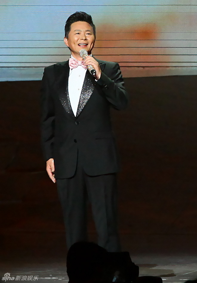图为王宏伟现场演唱《中华情》