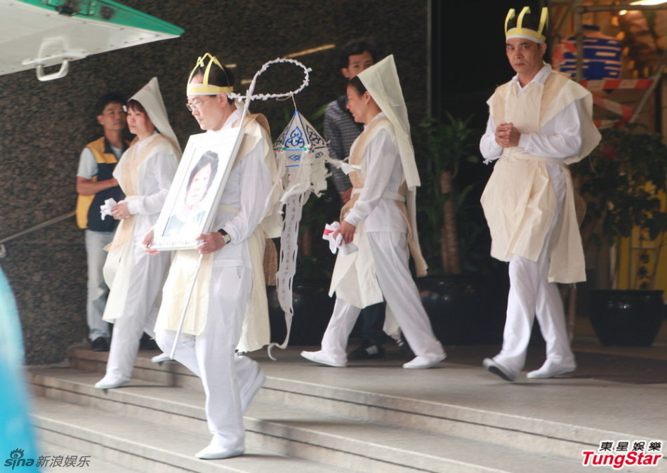 温碧霞母亲出殡双手合十 披麻戴孝神情落寞