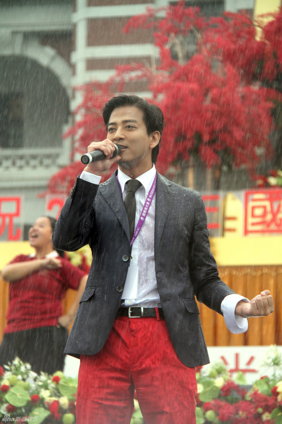 陈晓东淋雨为妈妈献唱 做称职全陪(图)_陈晓东 母亲节 一开始_青岛网络电视台_新闻