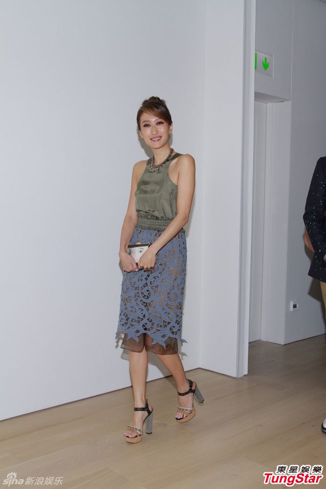 杨千嬅<em>白衬衣</em>透出黑<em>胸罩</em> 笑谈育儿趣事