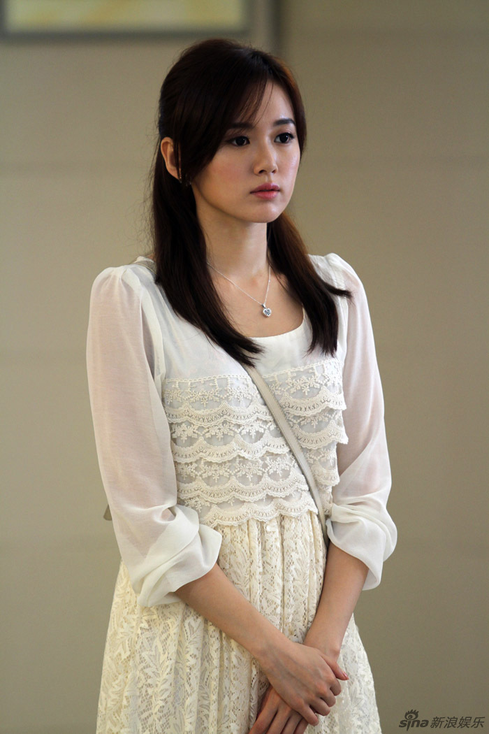 4 8 新浪娱乐讯 电视剧《等待绽放》正热播,江铠同饰演表演专业女生