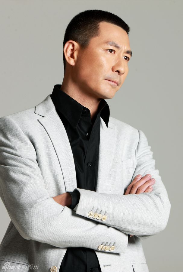 张子健拍写真 化身精英男士展熟男典范