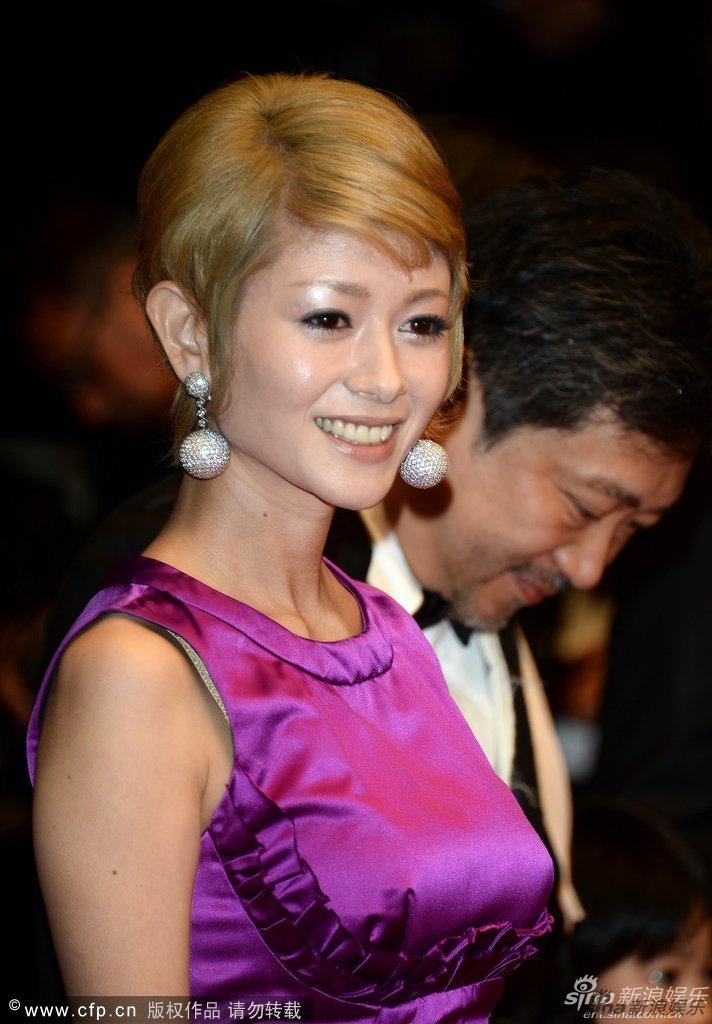 《如父如子》戛纳首映 真木阳子撞色抢眼