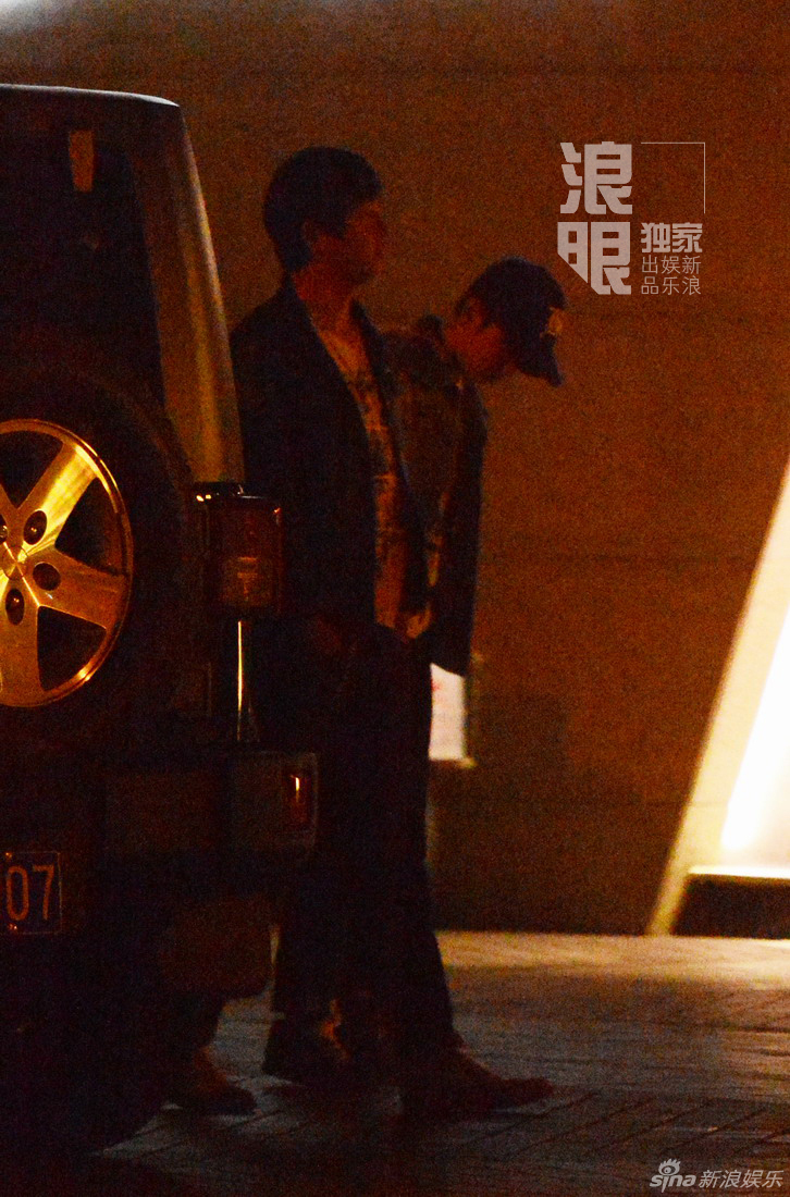 潘粤明深夜与友泡吧 助理开车送回家