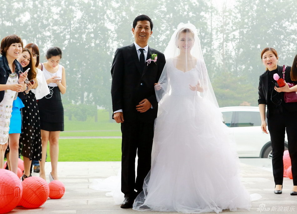 快女唐笑与富商男友大婚 新人玩热辣游戏