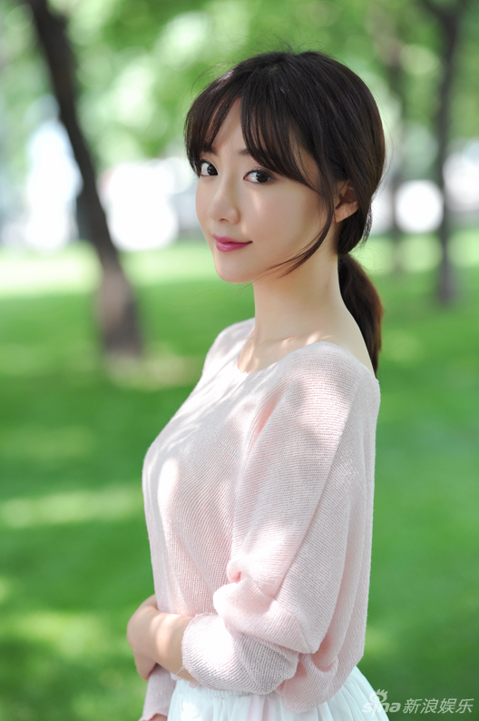 王萌黎夏日写真曝光 粉衣白裙宛若仙子