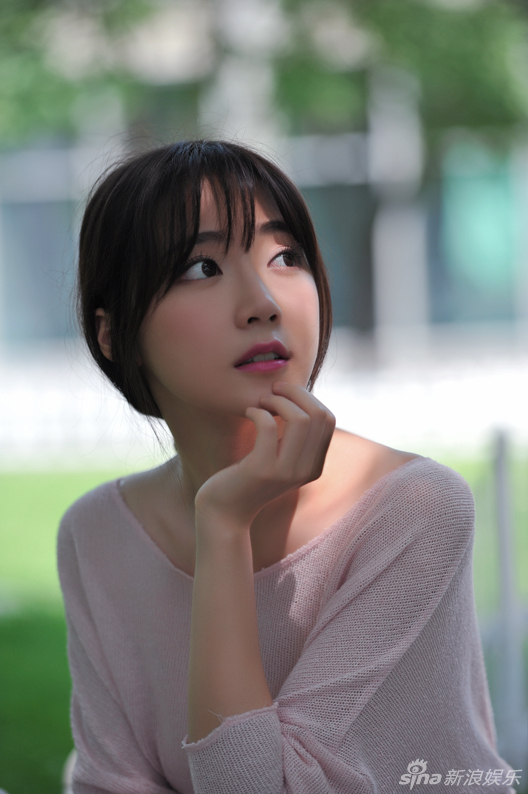 王萌黎夏日写真曝光 粉衣白裙宛若仙子